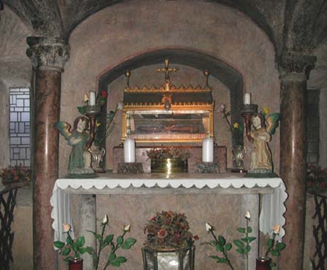 fotografia a colori dell'urna delle Reliquie presso il Santuario di San Romedio (autore: Giorgio Visconti)