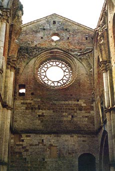 fotografia a colori dell'interno della facciata dell'abbazia di san Galgano, nella campagna senese (autore: Giorgio Visconti)