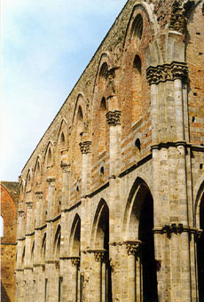 fotografia a colori della navata interna dell'abbazia di san Galgano, nella campagna senese (autore: Giorgio Visconti)