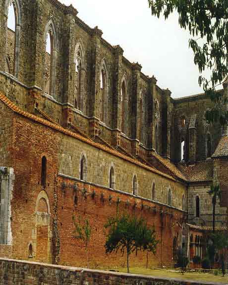 fotografia a colori del fianco esterno destro dell'abbazia di san Galgano, nella campagna senese (autore: Giorgio Visconti)