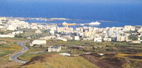 fotografia a colori di un panorama di Pantelleria capoluogo (fonte: libro "Io, tu e Pantelleria")