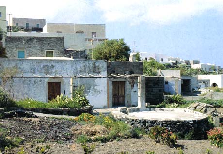 fotografia a colori di un dammusu con aira (fonte: libro 'Io, tu e Pantelleria')