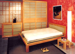 fotografia a colori della camara da letto con letto e comodino Kinka, com Sui, armadio Iki e lampada Kakeshoji dell'azienda Oak (fonte: Oak srl)