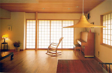 fotografia a colori di una sala con pannelli scorrevoli Shoji dell'azienda Oak (fonte:Oak srl)