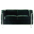 fotografia a colori del divano del designer Le Corbusier (1928) mod. grand confort con struttura in tubo cromato con cuscini di seduta e di schienale in pelle Cod. Q-8 dell'azienda Italhome. (fonte: Italhome srl)