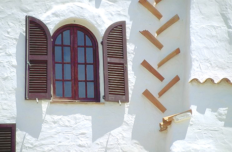 fotografia a colori della facciata di un'abitazione di Minorca, Spagna (autore: Luigi Sartori)