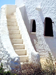 fotografia a colori della facciata di un'abitazione di Minorca, Spagna (autore: Luigi Sartori)