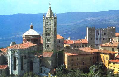 fotografia a colori del panorama della cittadina medioevale Massa Marittima (fonte: opuscolo "La Maremma e il suo territorio" della Azienda di Promozione turistica di Grosseto)