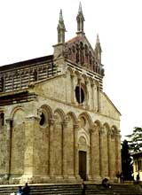 fotografia a colori della facciata della cattedrale romanico gotico pisana, nella cittadina Massa Marittima (autore: Giorgio Visconti)