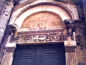 fotografia a colori dei bassorilievi sul portale della cattedrale romanico gotico pisana, nella cittadina Massa Marittima (autore: Giorgio Visconti)
