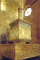 fotografia a colori del battistero all'interno della cattedrale, nella cittadina medioevale Massa Marittima (fonte: opuscolo "La Maremma e il suo territorio" della Azienda di Promozione turistica di Grosseto)