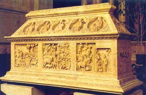 fotografia a colori dell'Arca di San Cerbone all'interno della cattedrale, nella cittadina medioevale Massa Marittima (fonte: opuscolo "La Maremma e il suo territorio" della Azienda di Promozione turistica di Grosseto)