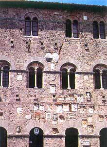 fotografia a colori del palazzo Pretorio in piazza Garibaldi, nella cittadina Massa Marittima (autore: Giorgio Visconti)