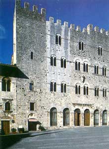 fotografia a colori del palazzo Comunale in piazza Garibaldi, nella cittadina Massa Marittima (autore: Giorgio Visconti)