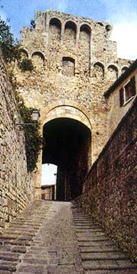 fotografia a colori della porta delle Silici che collega la città vecchia con la città nuova, nella cittadina Massa Marittima (autore: Giorgio Visconti)
