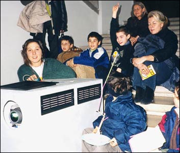 fotografia a colori dei bambini e dell'educatrice durante il gioco finale (autore: Gaspare Tarar)