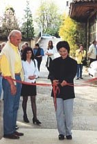 fotografia a colori della maestra Takebe e Luigi Crespi che inaugurano ufficialmente il 4 Raduno Internazionale del Bonsai e Suiseki (fonte: crespibonsai.it)