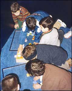 fotorafia a colori dei piccoli visitatori durante la composizione di un mosaico (autore: Gaspare Tarar)