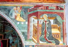 fotografia a colori del'affresco dell'Annunciazione sul frontale fra arco dell abside e soffitto (autore: Danilo Povinelli)