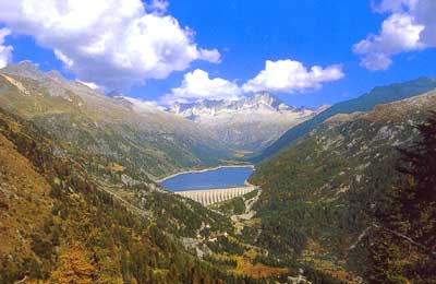 fotografia a colori di un panorama della diga del lago di Malga Bissina con il Car Alto (autore: Italo Bonazza)