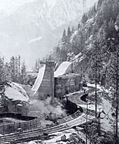 fotografia in bianco e nero della diga di malga Boazzo in costruzione (fote: 'Valle di Daone')