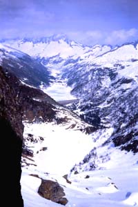 fotografia a colori della Valle in inverno, della diga e del lago di Bissina e Car Alto (autore: Italo Bonazza)