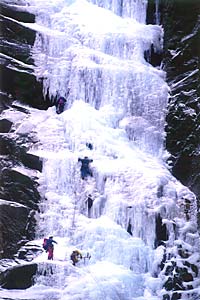 fotografia a colori di una cascata di ghiaccio nella valle di Daone (autore: Italo Bonazza)