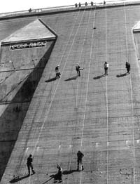 fotografia in bianco e nero della parete attrezzata per arrampicata sulla diga di Bissina (autore: Alessandro Togni)