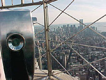 fotografia a colori di una vista su Manhattan dal terrazzo dell'Empire State Building attraverso la rete di protezione; sullo sfondo dominano le Twin Towers (autore: Gianluigi D'Angelo)